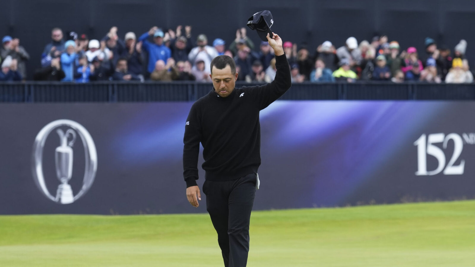 Xander Schauffele tips cap to crowd at 2024 Open Championship...