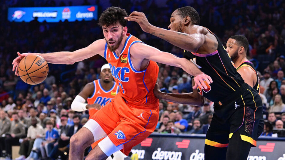 Chet Holmgren drives on Kevin Durant...