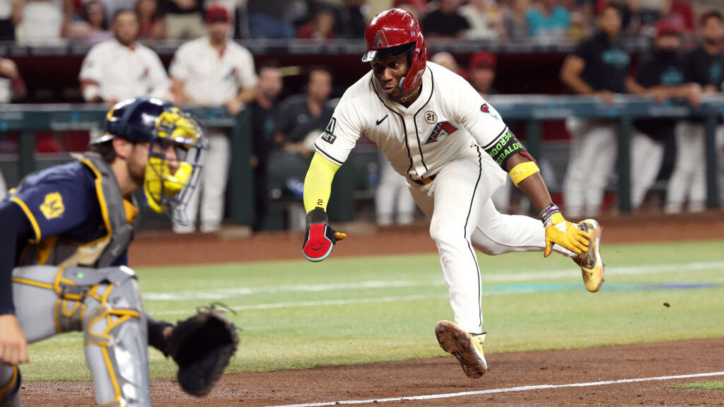 D-backs walk off a wild one to beat Brewers in extras