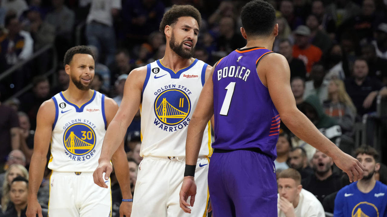 Warriors guard Klay Thompson talks to Suns guard Devin Booker...